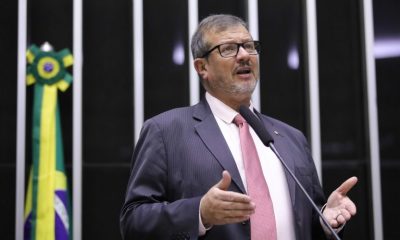Projeto destina celulares apreendidos em presídios a mulheres e jovens desempregados