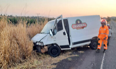 Van de Carga Capota na Rodovia MGC 497 em Iturama: Condutor Escapa com Ferimentos Leves