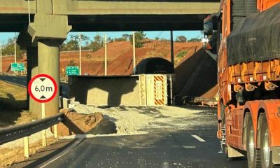 Tombamento de Caminhão Caçamba Interdita BR-365 em Monte Alegre de Minas: Trânsito Restabelecido Sem Feridos