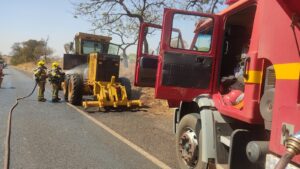 Incêndio em Motoniveladora na MGC-255 Movimenta Corpo de Bombeiros e Brigada de Incêndio de Empresa em Iturama