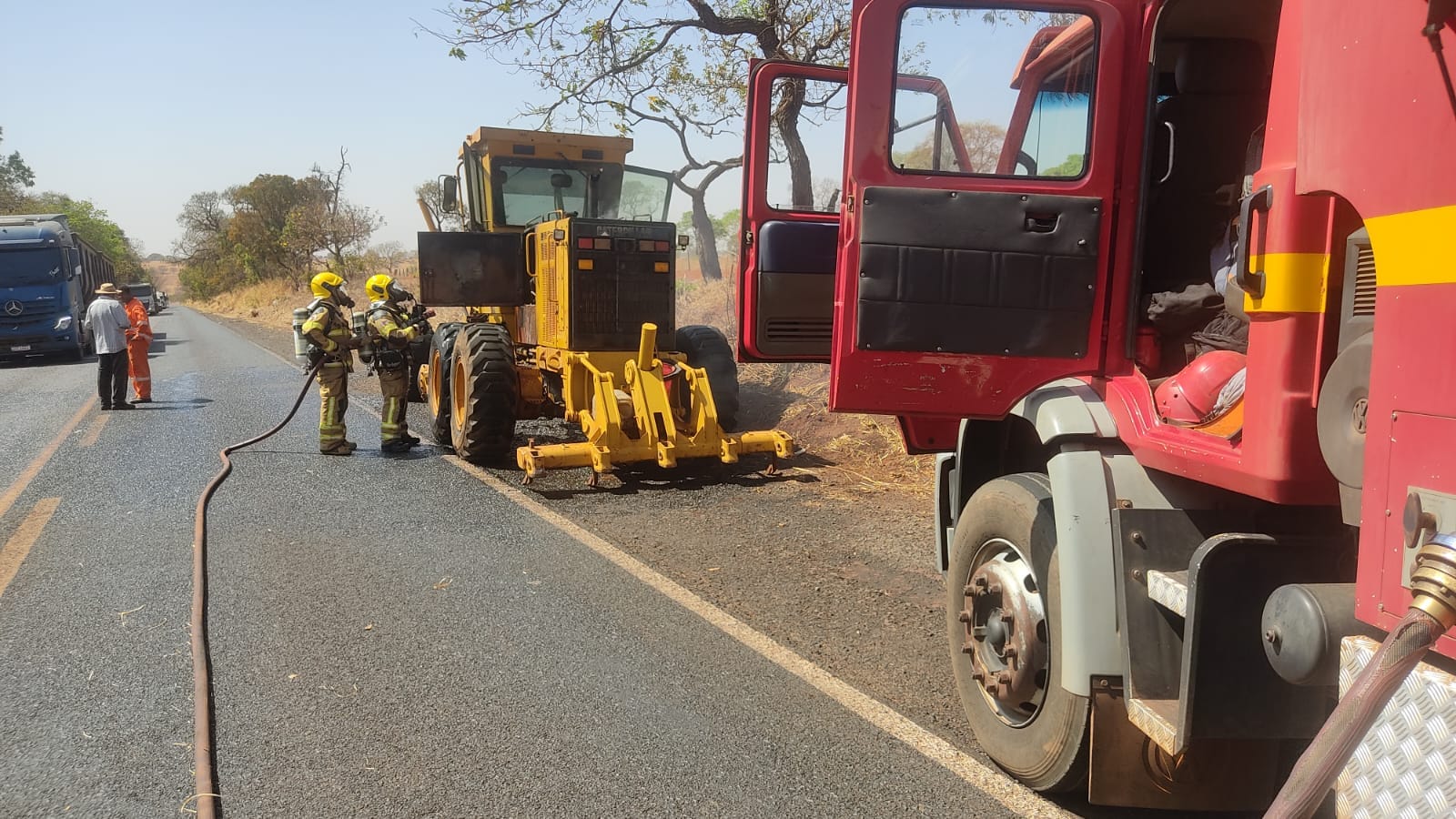 Incêndio em Motoniveladora na MGC-255 Movimenta Corpo de Bombeiros e Brigada de Incêndio de Empresa em Iturama