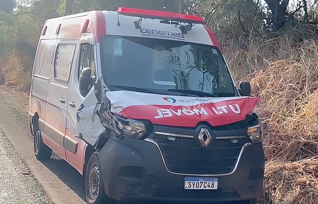 Grave acidente entre caminhonete e ambulância na MG-255 deixa feridos